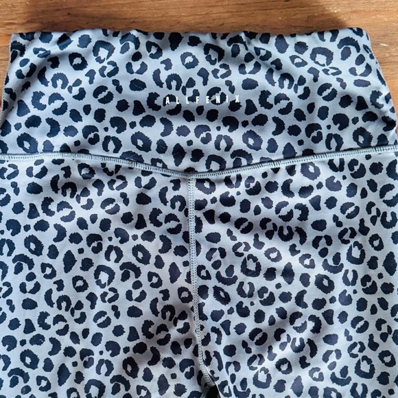 Stylish Gray Leopard Print Leggings - Picture 7 of 10